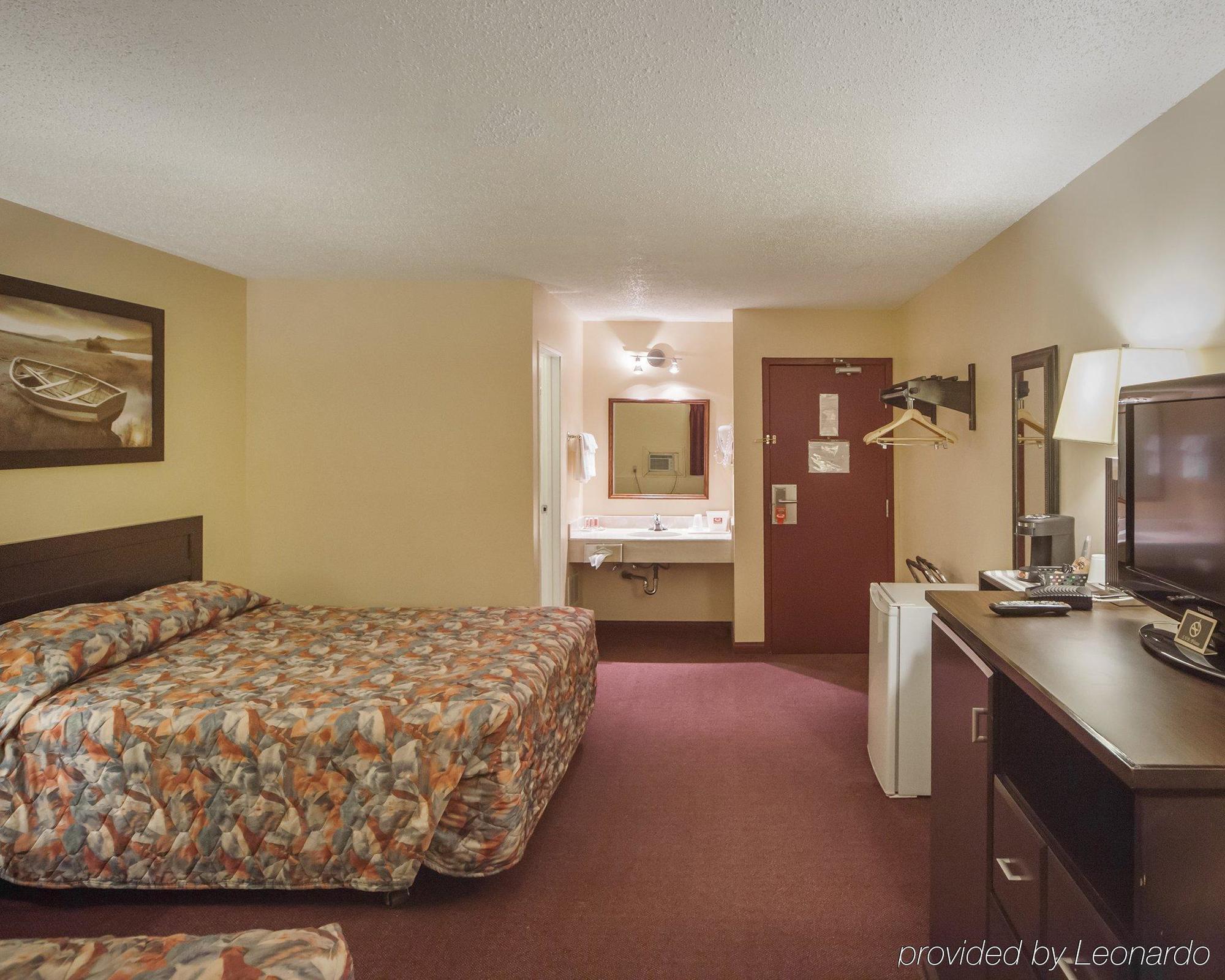 Econo Lodge *